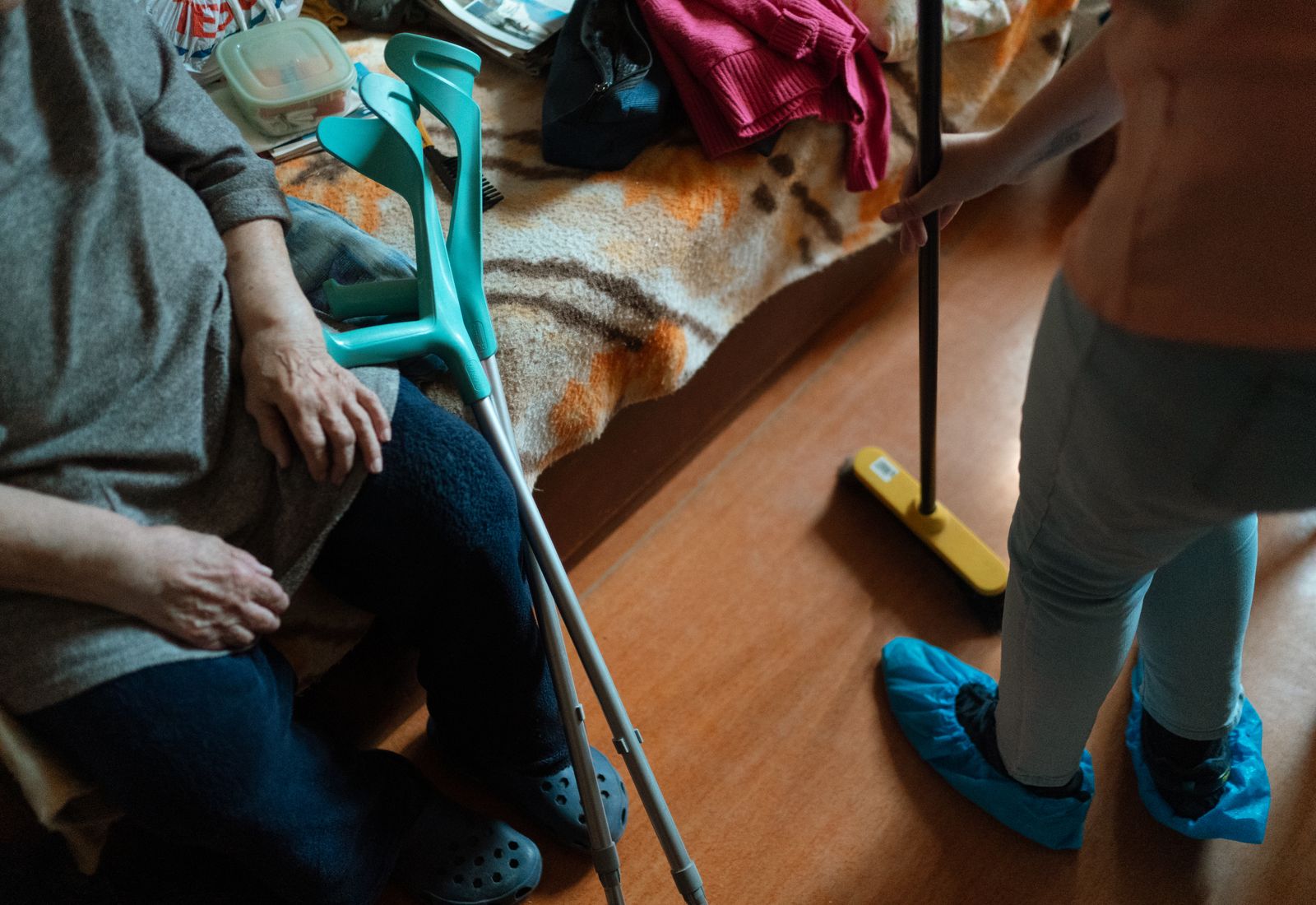 Gehhilfe neben dem Bett in einer Wohnung