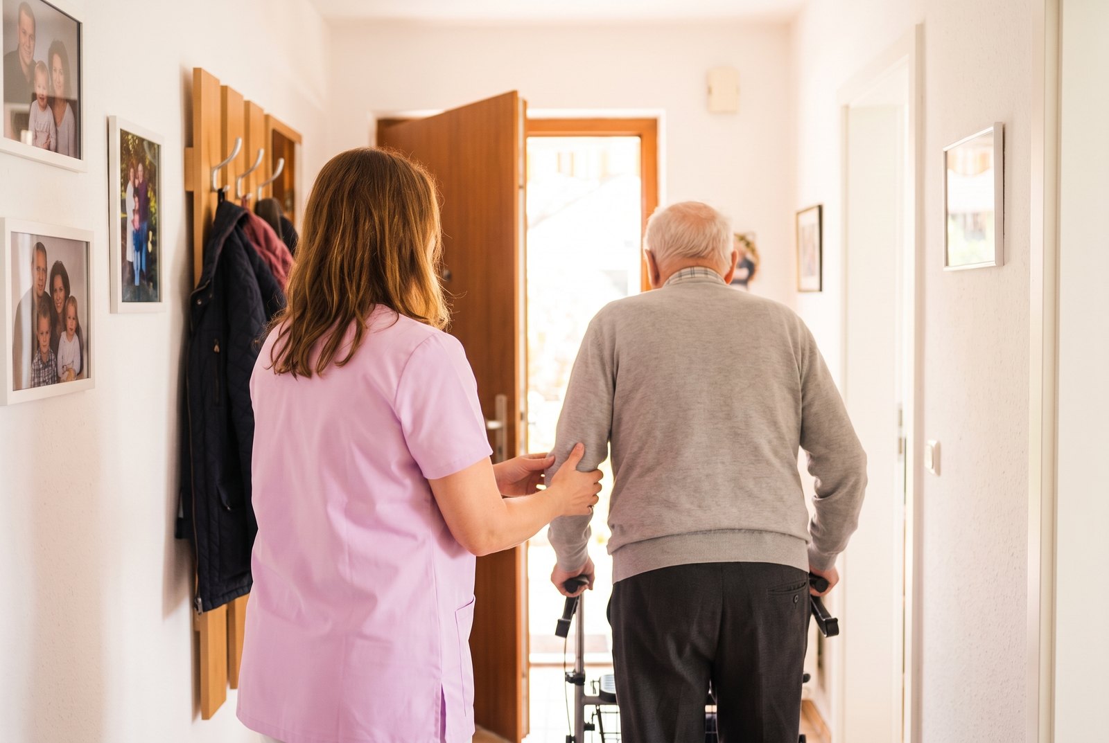 Begleitung mit dem Rollator durch die Wohnung